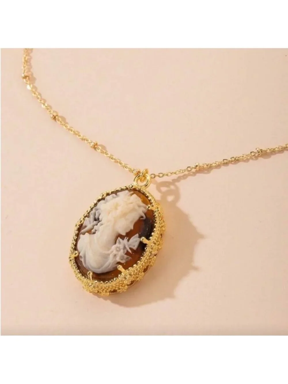 New! Gold Cameo Pendant Necklace (1018) NWOT